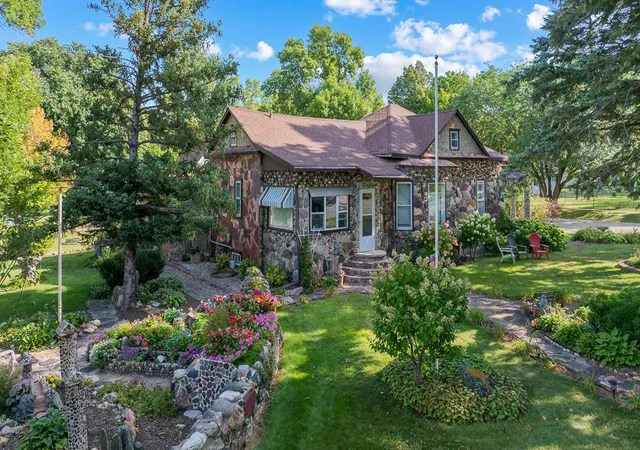 Photo 1 of Single family home for sale at 200 N Park St, Hendricks, MN 56136 | MLS# 7139065 | Listing updated on 2026-09-11