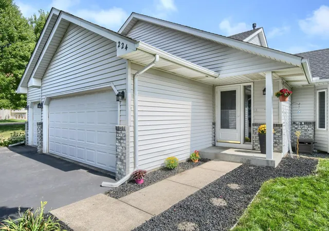 Photo 2 of Single family home for sale at 224 Pendryn Hl Bay, Saint Paul, MN 55125 | MLS# 7139333 | Listing updated on 2026-10-02