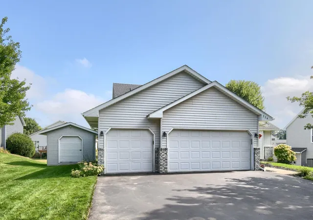 Photo 3 of Single family home for sale at 224 Pendryn Hl Bay, Saint Paul, MN 55125 | MLS# 7139333 | Listing updated on 2026-10-02