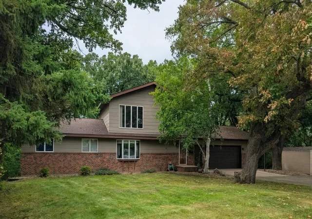Photo 3 of Single family home for sale at 1201 Oak Dr, Montevideo, MN 56265 | MLS# 7140074 | Listing updated on 2026-09-11
