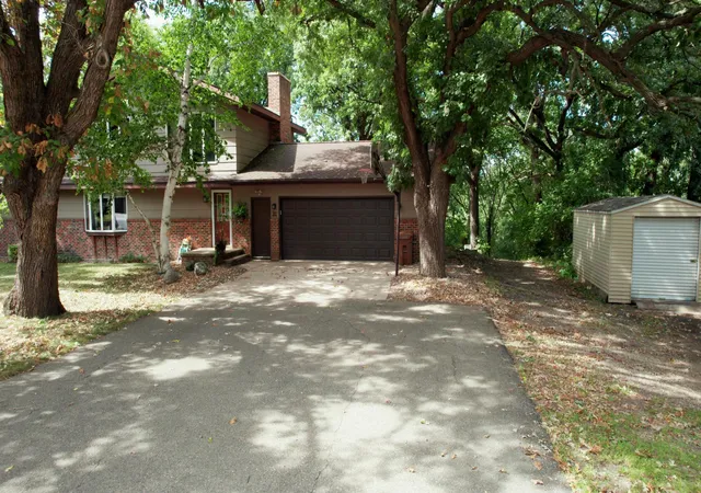 Photo 3 of Single family home for sale at 1201 Oak Dr, Montevideo, MN 56265 | MLS# 7140074 | Listing updated on 2026-09-11