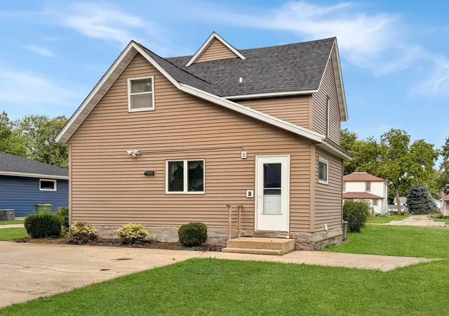 Photo 2 of Single family home for sale at 410 N 6th Street, Marshall, MN 56258 | MLS# 7140079 | Listing updated on 2026-09-15