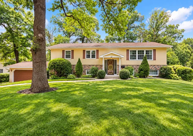 Photo 2 of Single family home for sale at 1610 Woodhaven Pl, Owatonna, MN 55060 | MLS# 7140407 | Listing updated on 2026-09-11