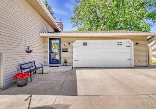 Photo 4 of Single family home for sale at 409 Oakway, Moorhead, MN 56560 | MLS# 7140577 | Listing updated on 2026-09-28