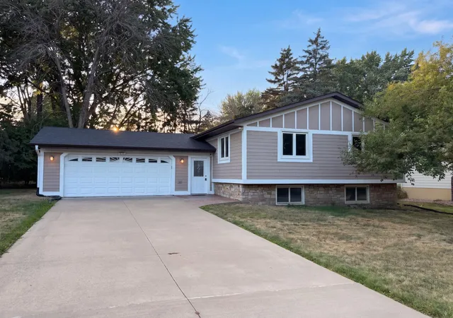 Photo 1 of Sale Pending at 1896 Richal Dr, Saint Paul, MN 55125 | MLS# 7140834 | Listing updated on 2026-09-15