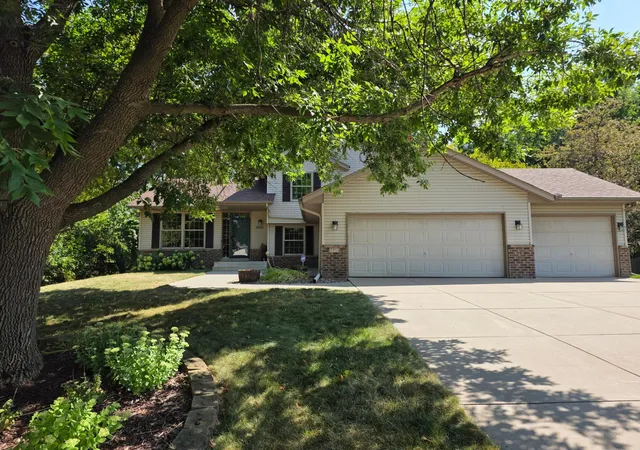 Photo 1 of Single family home for sale at 9953 Starlight Dr, Saint Paul, MN 55125 | MLS# 7140860 | Listing updated on 2026-09-15