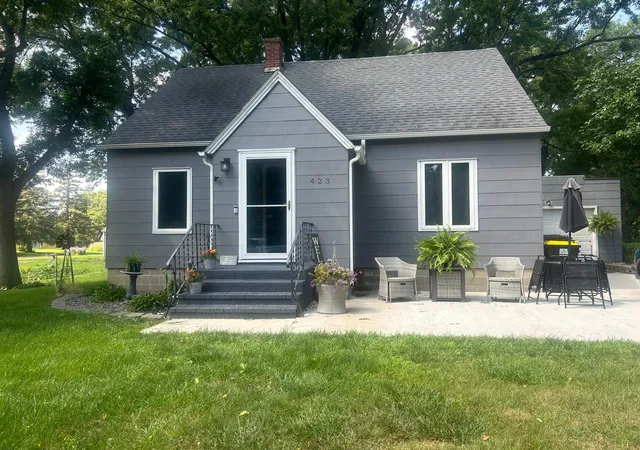 Photo 1 of Single family home for sale at 423 10th Street S, Mountain Lake, MN 56159 | MLS# 7140888 | Listing updated on 2026-09-11