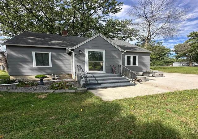 Photo 3 of Single family home for sale at 423 10th Street S, Mountain Lake, MN 56159 | MLS# 7140888 | Listing updated on 2026-09-11