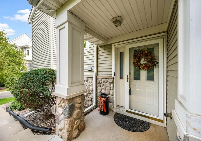 Photo 2 of Sale Pending at 758 Fairfield Cir, Hopkins, MN 55305 | MLS# 7141230 | Listing updated on 2026-10-01