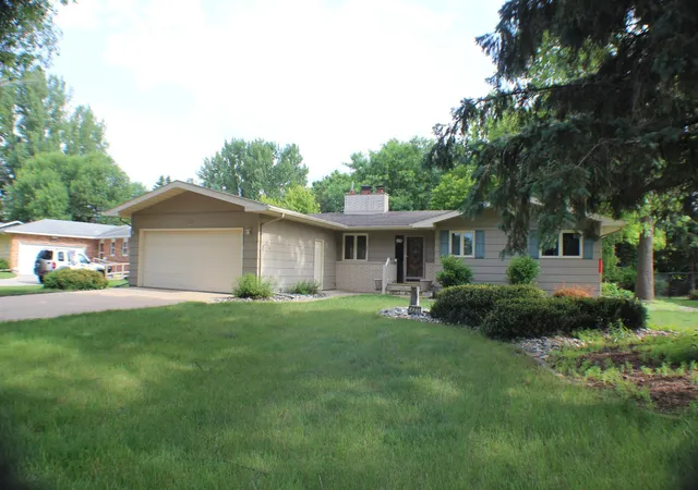 Photo 2 of Single family home for sale at 421 Dale Ave, Moorhead, MN 56560 | MLS# 7141266 | Listing updated on 2026-09-11