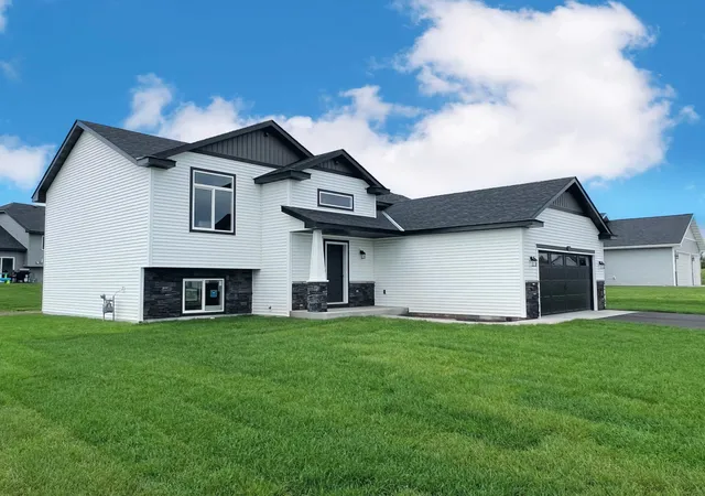 Photo 3 of Single family home for sale at 1143 29th Street Ne, Sauk Rapids, MN 56379 | MLS# 7141299 | Listing updated on 2026-09-11