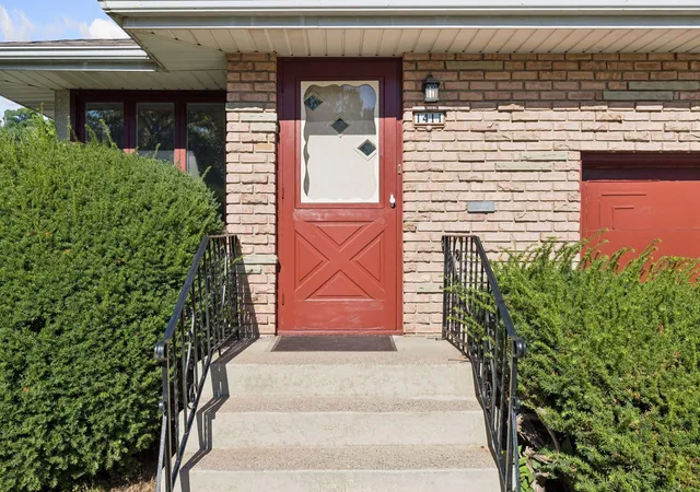 Photo 2 of Single family home for sale at 1411 Alaska Ave, Saint Paul, MN 55116 | MLS# 7141300 | Listing updated on 2026-09-14