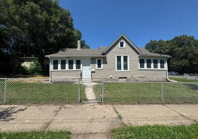 Photo 1 of Single family home for sale at 989 Marion St, Saint Paul, MN 55117 | MLS# 7141438 | Listing updated on 2026-09-11