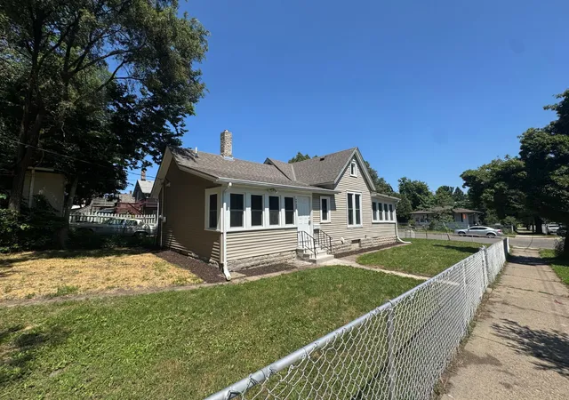 Photo 2 of Single family home for sale at 989 Marion St, Saint Paul, MN 55117 | MLS# 7141438 | Listing updated on 2026-09-11