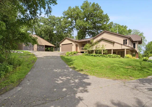 Photo 2 of Single family home for sale at 10129 Eden Prairie Rd, Eden Prairie, MN 55347 | MLS# 7142046 | Listing updated on 2026-09-11