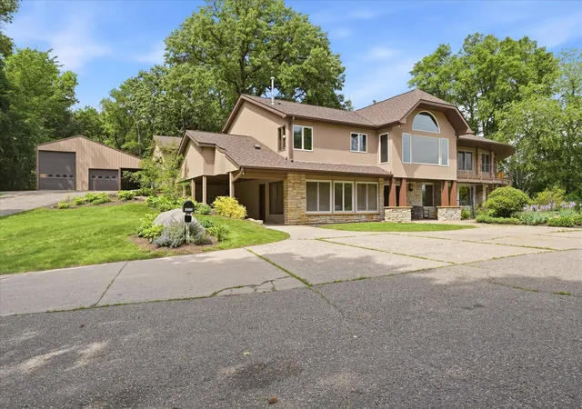 Photo 3 of Single family home for sale at 10129 Eden Prairie Rd, Eden Prairie, MN 55347 | MLS# 7142046 | Listing updated on 2026-09-11
