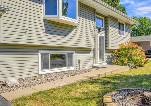 Photo 3 of Single family home for sale at 1721 Deerwood Dr, Saint Paul, MN 55122 | MLS# 7142395 | Listing updated on 2026-09-15