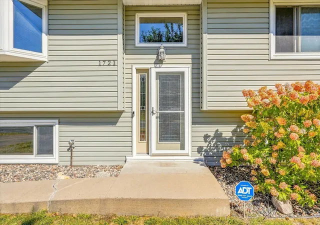 Photo 4 of Single family home for sale at 1721 Deerwood Dr, Saint Paul, MN 55122 | MLS# 7142395 | Listing updated on 2026-09-15