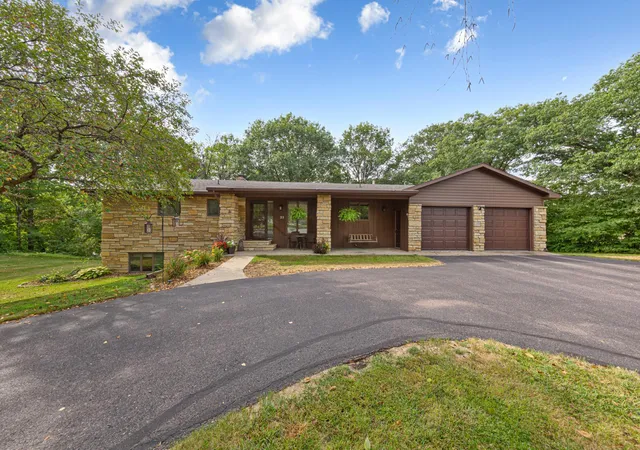 Photo 2 of Single family home for sale at 23 Holiday Ct, North Mankato, MN 56003 | MLS# 7142416 | Listing updated on 2026-09-14