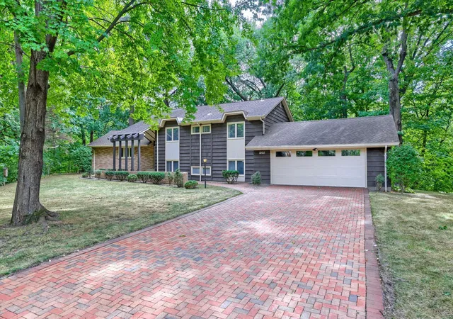 Photo 1 of Single family home for sale at 1200 Fls View Ct, Saint Paul, MN 55118 | MLS# 7142420 | Listing updated on 2026-10-23