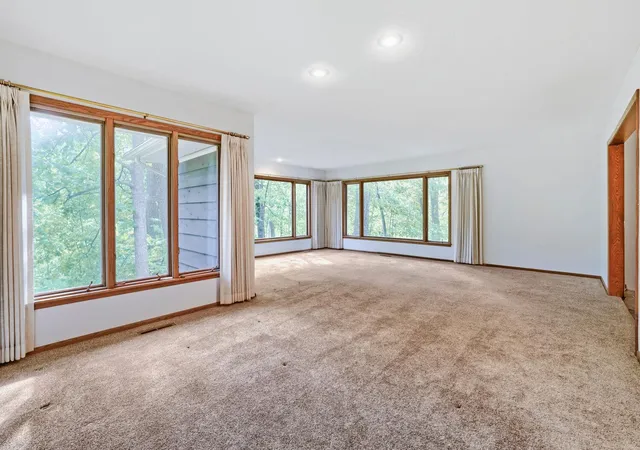 Photo 3 of Single family home for sale at 1200 Fls View Ct, Saint Paul, MN 55118 | MLS# 7142420 | Listing updated on 2026-10-30