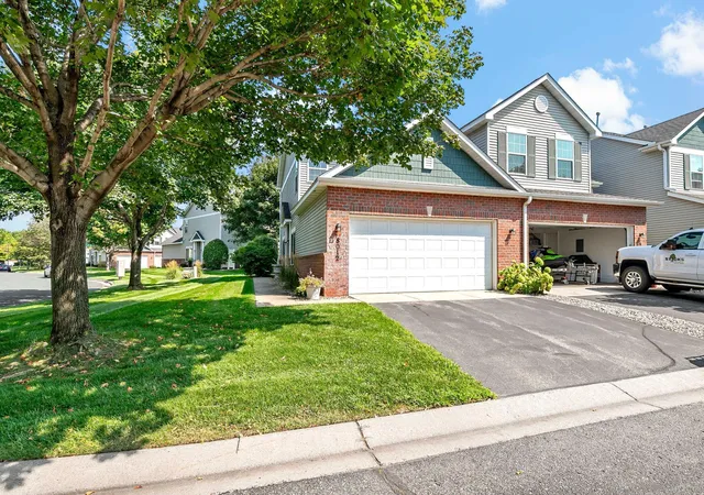 Photo 3 of Single family home for sale at 8012 Stratford Cir S, Shakopee, MN 55379 | MLS# 7142596 | Listing updated on 2026-09-11