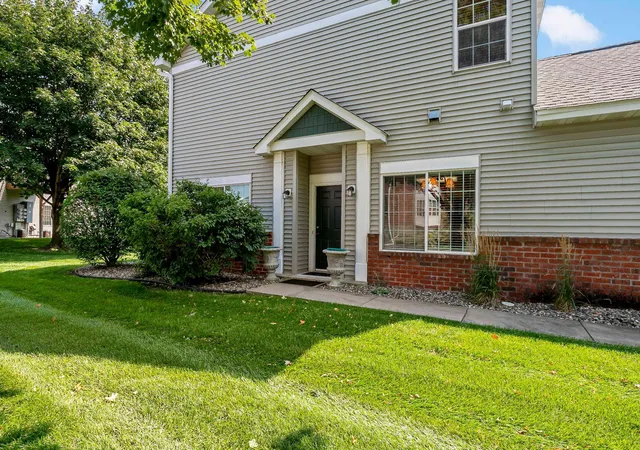 Photo 3 of Single family home for sale at 8012 Stratford Cir S, Shakopee, MN 55379 | MLS# 7142596 | Listing updated on 2026-09-11