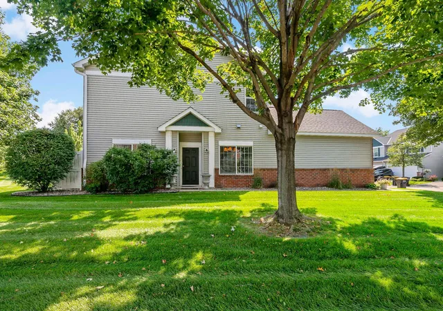 Photo 4 of Single family home for sale at 8012 Stratford Cir S, Shakopee, MN 55379 | MLS# 7142596 | Listing updated on 2026-09-11