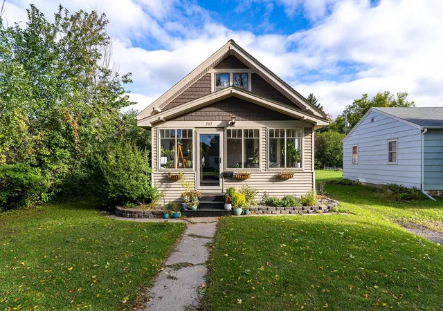 Photo 1 of Single family home for sale at 217 3rd Avenue N, Crookston, MN 56716 | MLS# 7142944 | Listing updated on 2026-09-21