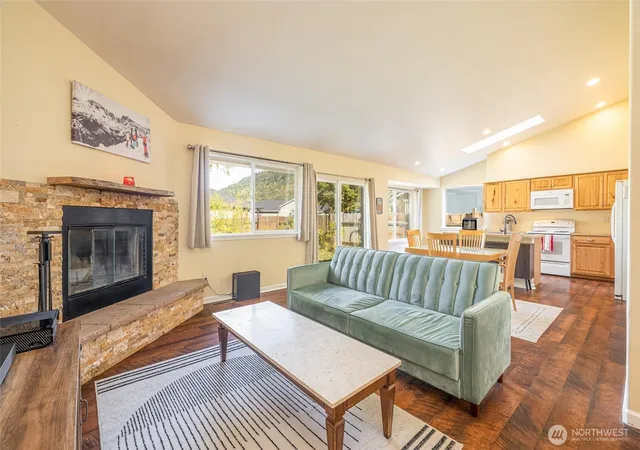 Photo 3 of Single family home for sale at 3001 Green Valley Dr, Maple Falls, WA 98266 | MLS# NWM2442927 | Listing updated on 2026-09-17