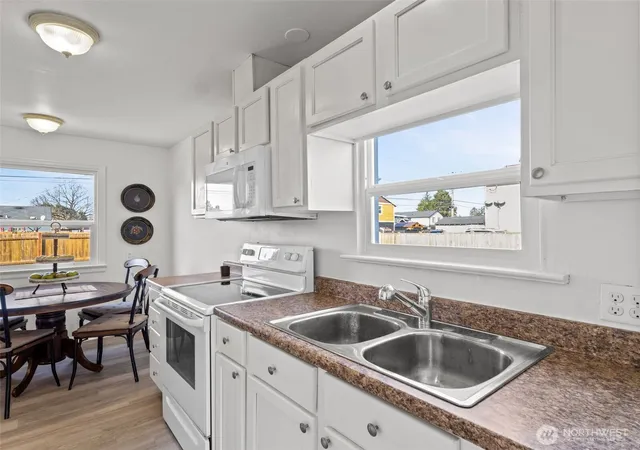 Photo 4 of Single family home for sale at 6802 S Oakes St, Tacoma, WA 98409 | MLS# NWM2480207 | Listing updated on 2026-09-17