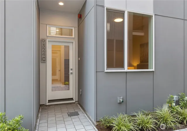 Photo 4 of Townhouse for sale at 9518 Interlake Ave N, Seattle, WA 98103 | MLS# NWM2488003 | Listing updated on 2026-09-24