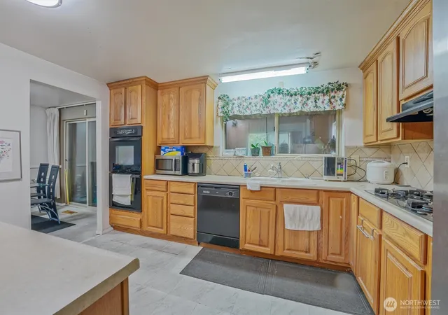 Photo 3 of Sale Pending at 7918 Timber Hl Dr, Everett, WA 98203 | MLS# NWM2491361 | Listing updated on 2026-09-25