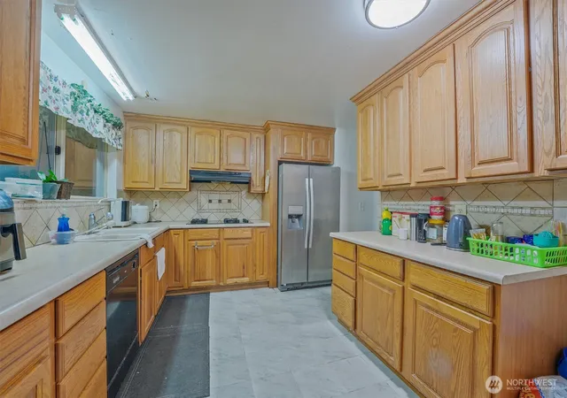 Photo 3 of Sale Pending at 7918 Timber Hl Dr, Everett, WA 98203 | MLS# NWM2491361 | Listing updated on 2026-09-25