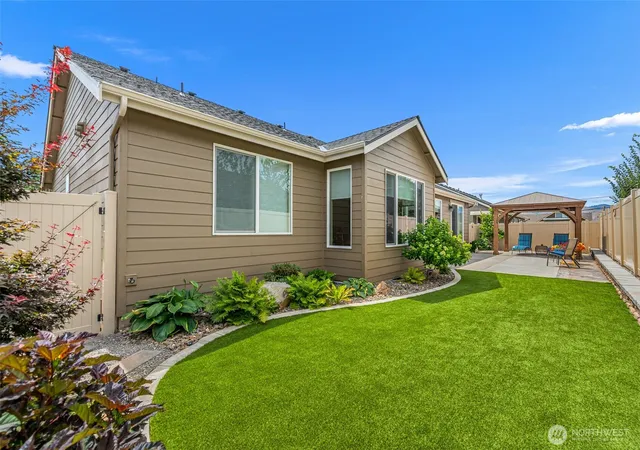 Photo 3 of Sale Pending at 1747 S Blanchard Loop, East Wenatchee, WA 98802 | MLS# NWM2499133 | Listing updated on 2026-09-23