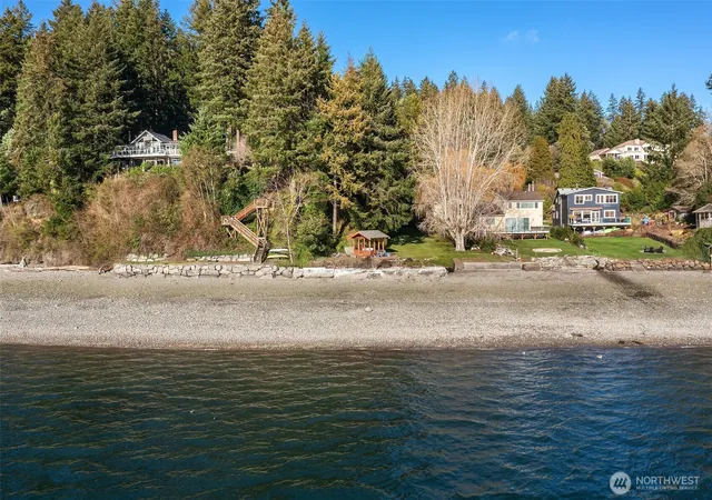 Photo 3 of Sale Pending at 6625 Cromwell Beach Dr Nw, Gig Harbor, WA 98335 | MLS# NWM2504064 | Listing updated on 2026-09-25
