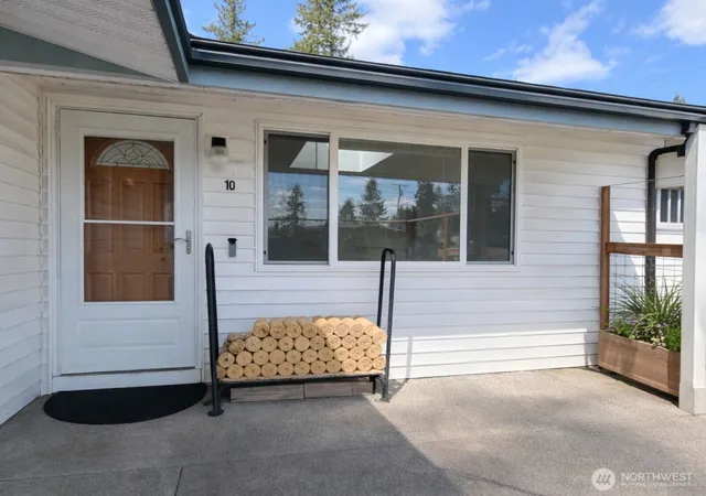 Photo 3 of Sale Pending at 100 Hillcrest Dr, Elma, WA 98541 | MLS# NWM2504530 | Listing updated on 2026-09-14