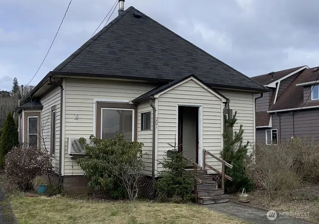 Photo 1 of Single family home for sale at 201 Emerson Ave, Hoquiam, WA 98550 | MLS# NWM2506565 | Listing updated on 2026-09-26