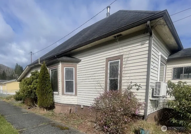 Photo 2 of Single family home for sale at 201 Emerson Ave, Hoquiam, WA 98550 | MLS# NWM2506565 | Listing updated on 2026-09-26