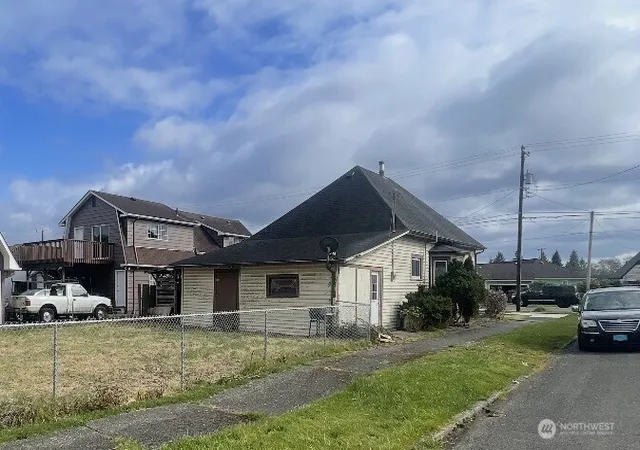 Photo 3 of Single family home for sale at 201 Emerson Ave, Hoquiam, WA 98550 | MLS# NWM2506565 | Listing updated on 2026-09-26