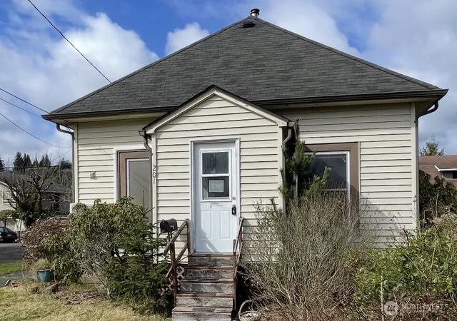 Photo 3 of Single family home for sale at 201 Emerson Ave, Hoquiam, WA 98550 | MLS# NWM2506565 | Listing updated on 2026-09-26