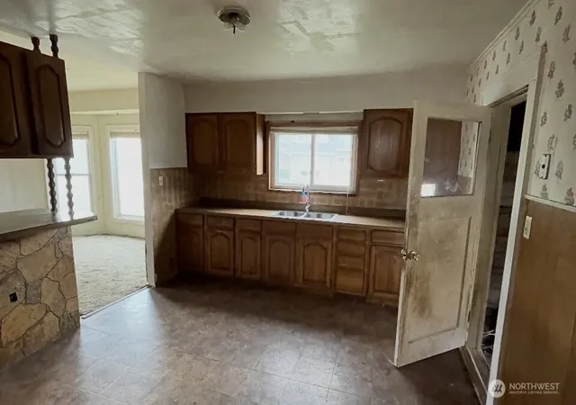 Photo 4 of Single family home for sale at 201 Emerson Ave, Hoquiam, WA 98550 | MLS# NWM2506565 | Listing updated on 2026-09-26