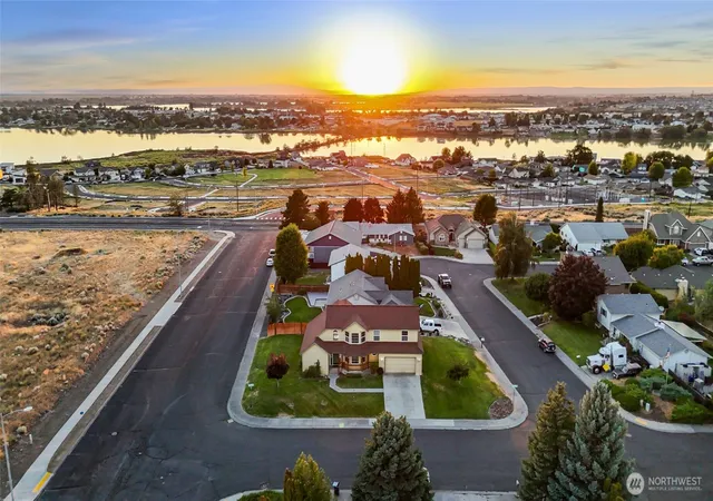 Photo 2 of Sale Pending at 1716 S Legend Ln, Moses Lake, WA 98837 | MLS# NWM2509499 | Listing updated on 2026-09-27