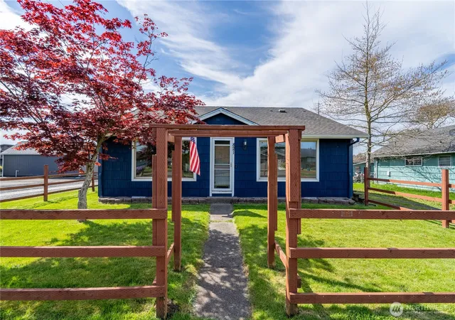 Photo 2 of Single family home for sale at 821 Marsh Ave, Centralia, WA 98531 | MLS# NWM2510476 | Listing updated on 2026-09-22