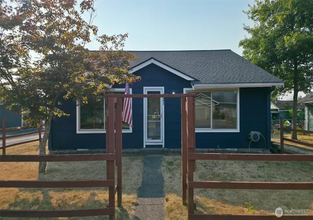 Photo 3 of Single family home for sale at 821 Marsh Ave, Centralia, WA 98531 | MLS# NWM2510476 | Listing updated on 2026-09-22
