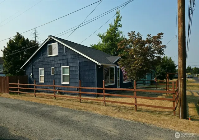 Photo 4 of Single family home for sale at 821 Marsh Ave, Centralia, WA 98531 | MLS# NWM2510476 | Listing updated on 2026-09-22