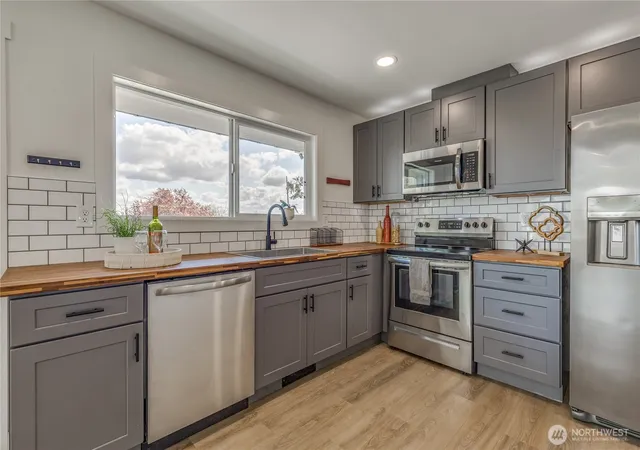 Photo 4 of Sale Pending at 1324 E Fairbanks St, Tacoma, WA 98404 | MLS# NWM2510514 | Listing updated on 2026-09-14