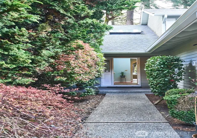 Photo 3 of Townhouse for sale at 8730 133rd Avenue Ne, Redmond, WA 98052 | MLS# NWM2512609 | Listing updated on 2026-09-21