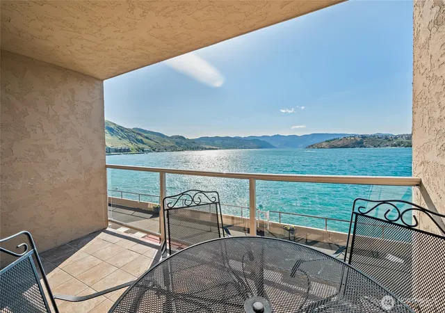 Photo 2 of Condo for sale at 322 W Woodin Ave #526, Chelan, WA 98816 | MLS# NWM2513404 | Listing updated on 2026-09-21
