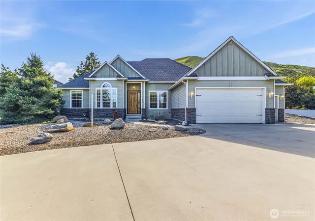 Photo 2 of Single family home for sale at 308 Kray Ike Ct, Wenatchee, WA 98801 | MLS# NWM2514619 | Listing updated on 2026-09-21